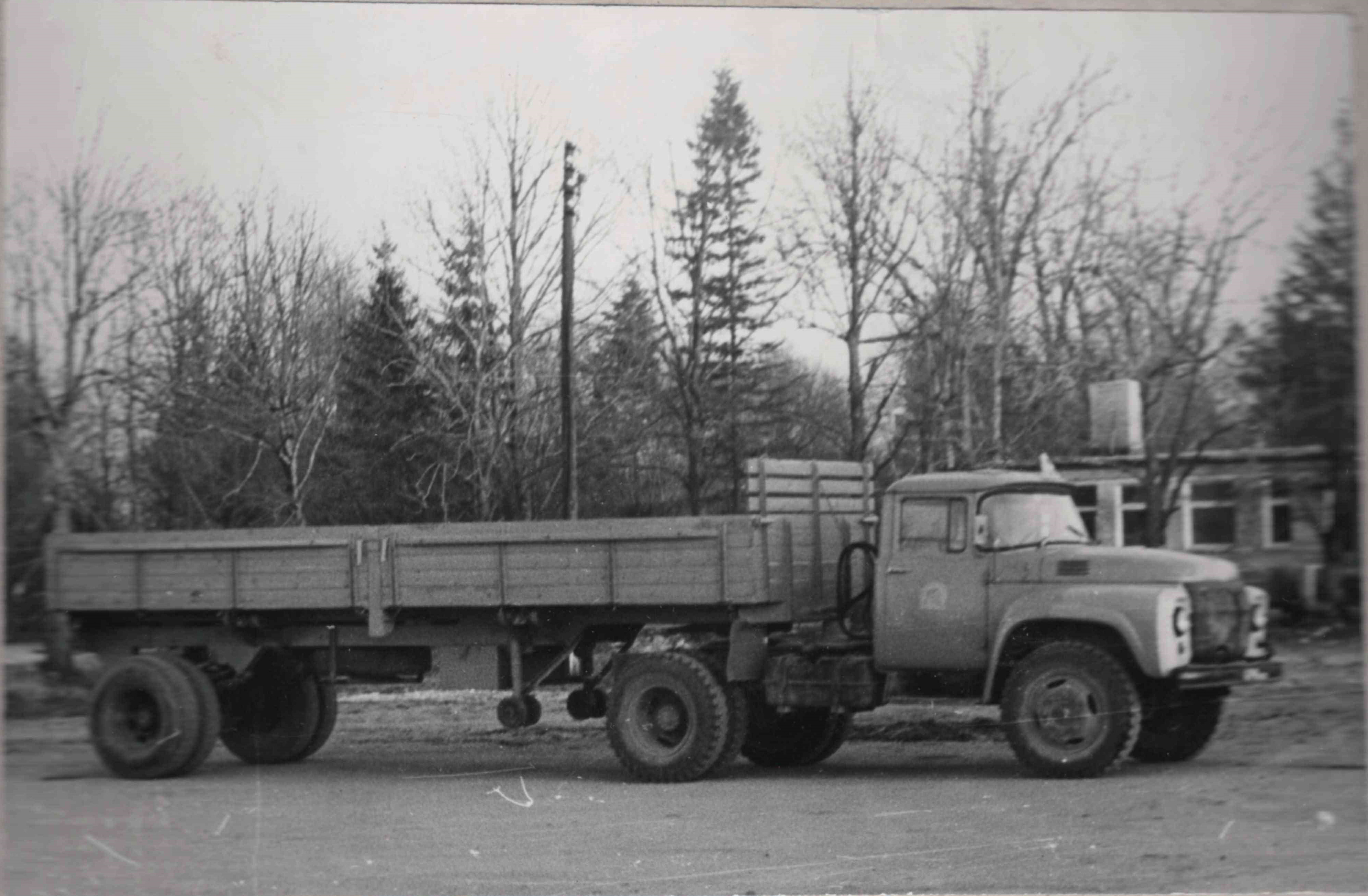Zil-130 sadulhage for the transport of goods