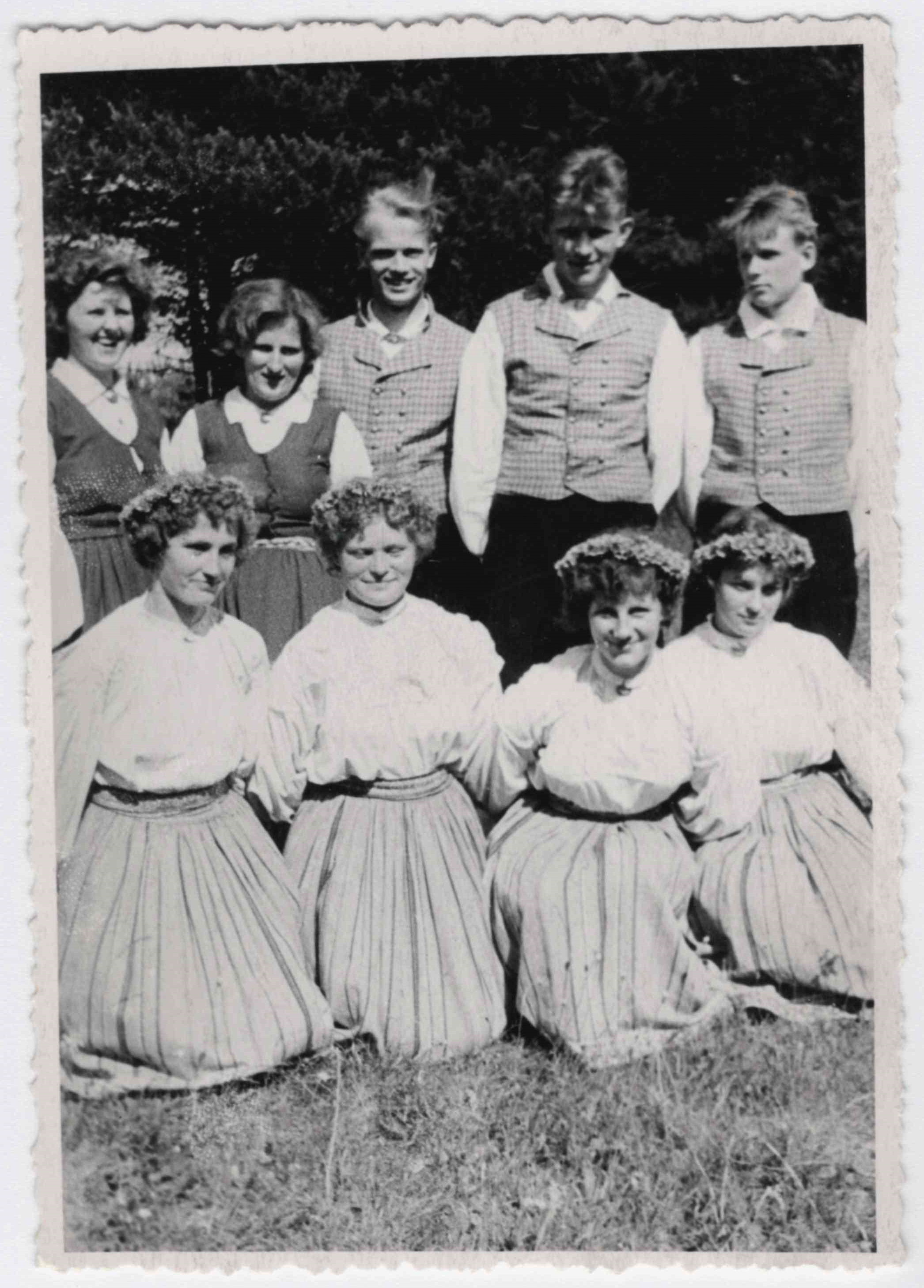 Taebla school folk dancers