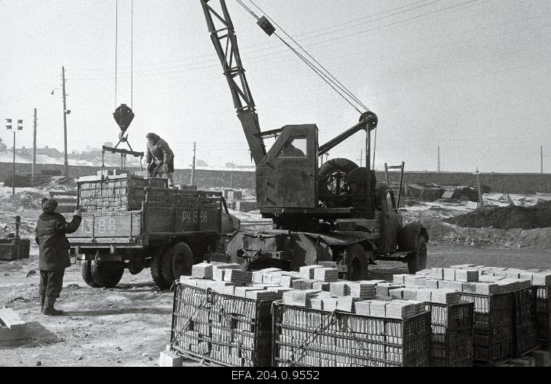 Loading of construction materials into special containers at Aseri Tellinenehas.