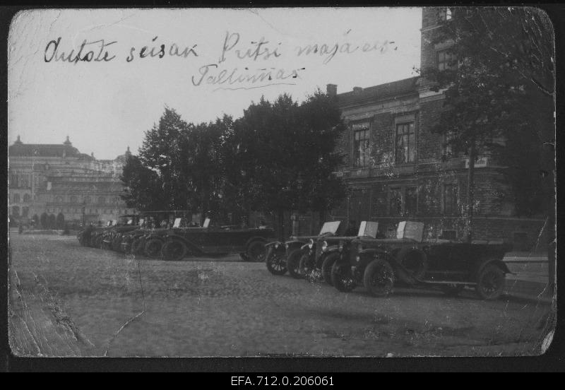 Taxis in front of the Pritsimaja.