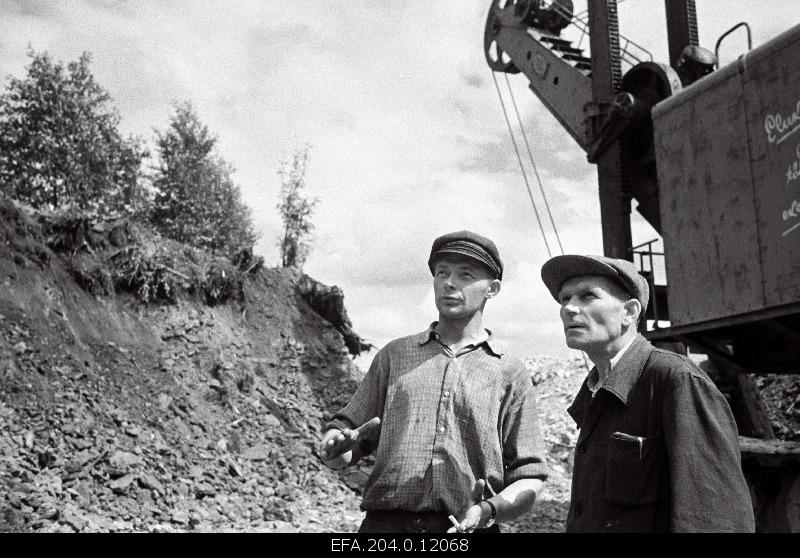 The Mine Chief of the Kohtla-Järve County County of Kohtla-Järve Põlevkivi Treatment Combination Arnold Normak is conversing with the Excavator Manager Aleksander Ploom.
