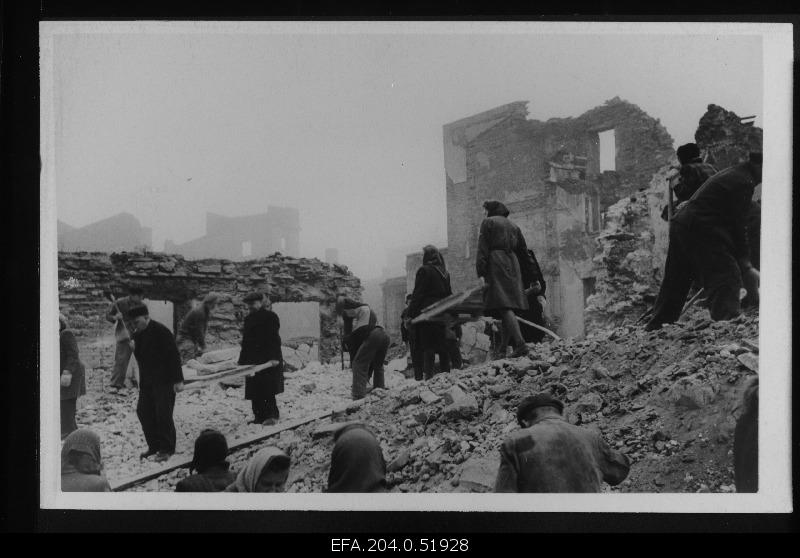 The inhabitants of Tallinn during the reconstruction of the city.