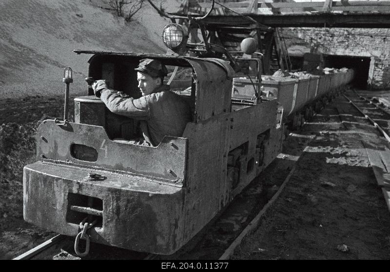 Electric locomotives in the Kukruse mining.