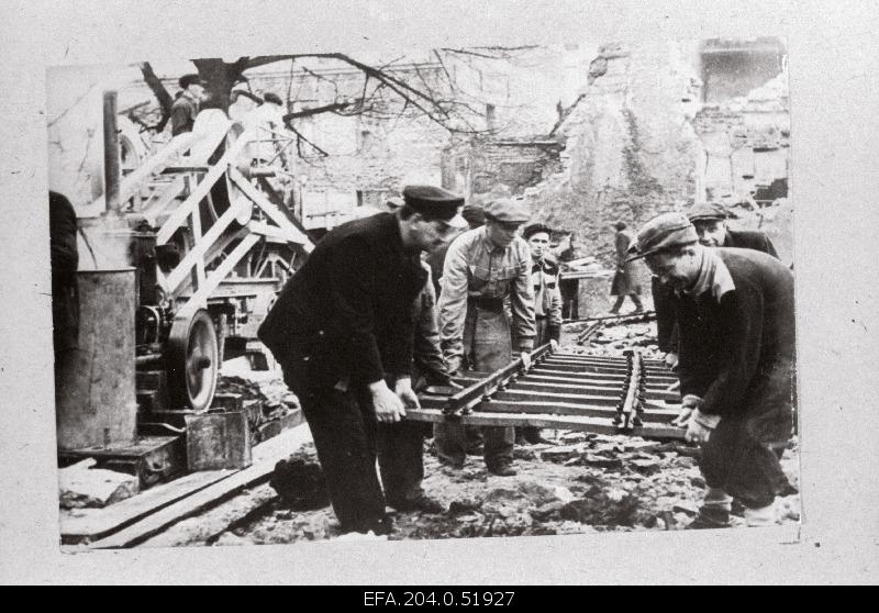 The inhabitants of Tallinn during the reconstruction of the city.