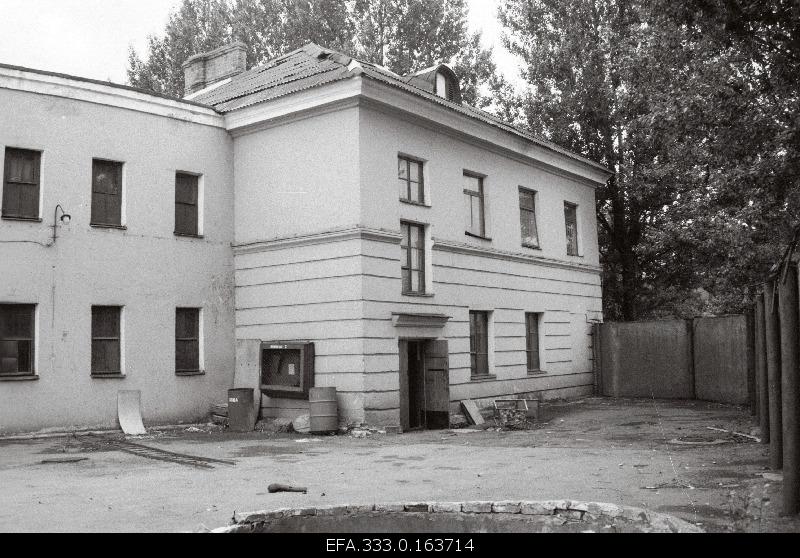 The building of the Tallinn Garnison Commandation after handing over to the Estonian Film Archives. Location Cross Street 84.
