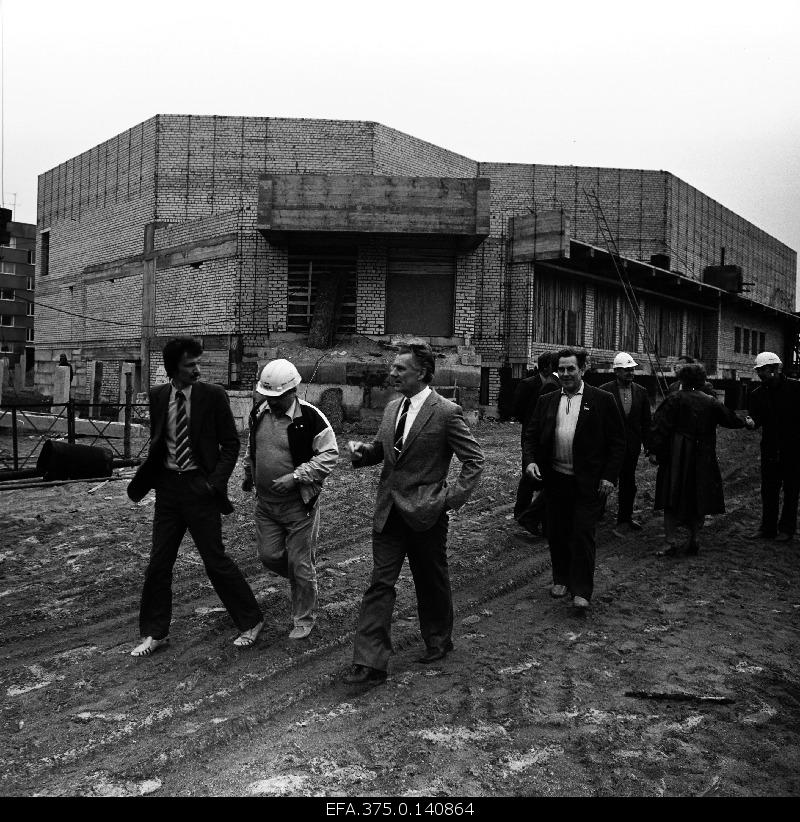 Chairman of the Council of Ministers of the Estonian Soviet Union Bruno Saul (preferably 1.) Gets acquainted with the building of the cinema Mai.