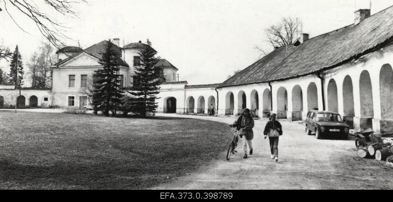 View of Kiltsi manor building, where Kiltsi Main School is located.