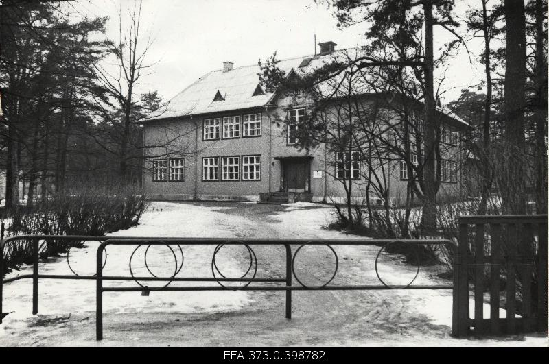 View of Tallinn's Kivimägi Basic School.