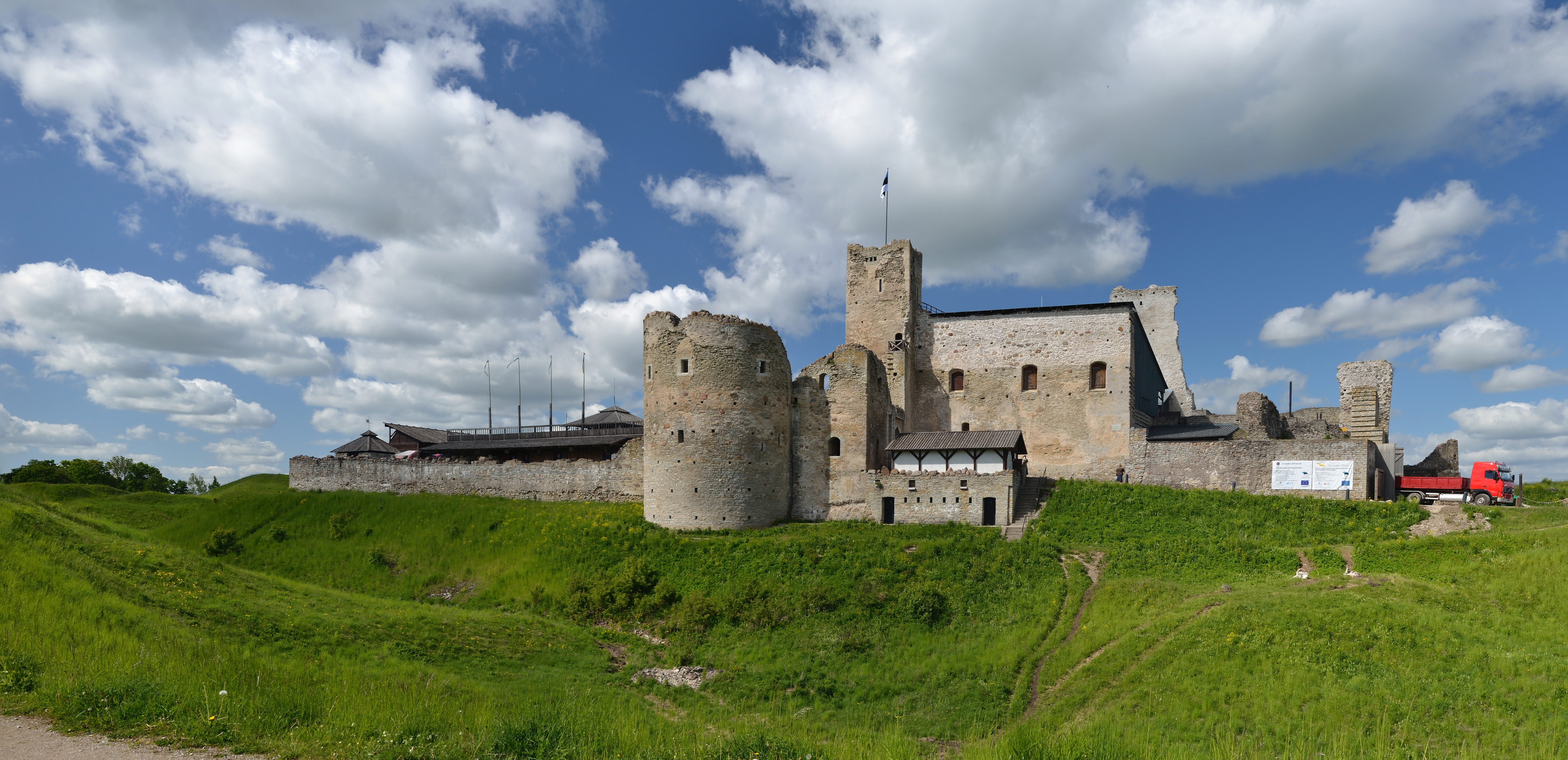 Ruins of Rakvere Castle with vallurhaav2 - Ruins of Rakvere Castle