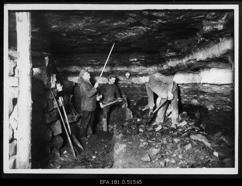 Underground mining of the state Põllustone industry in Kohtla.