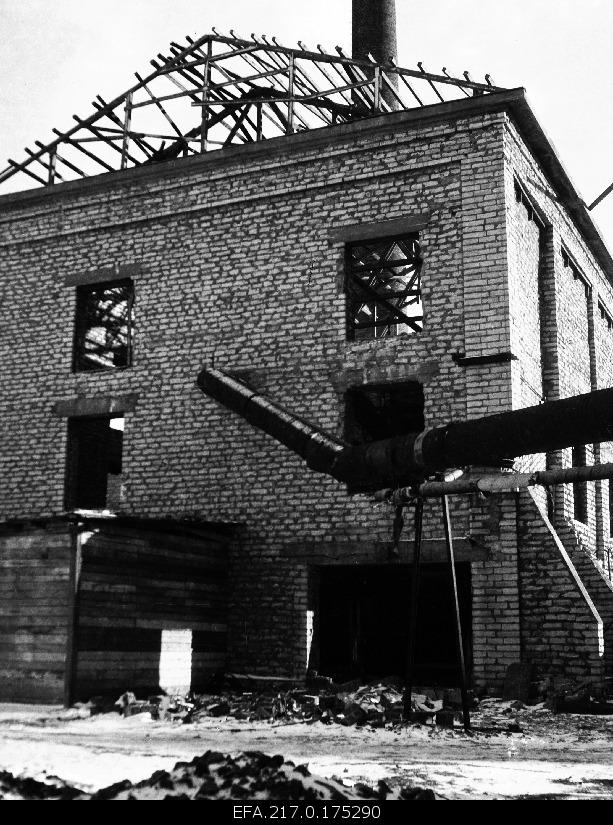 Restoration of the lockworkshop of Kohtla-Järve oil factory burnt by the Germans.