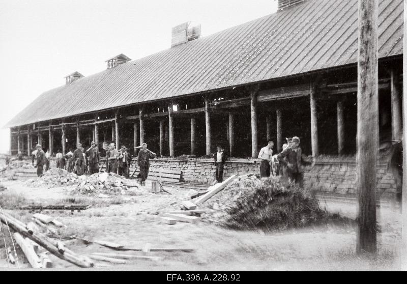 German prisoners of war work on the platform for loading the burner stone combined in Kohtla.