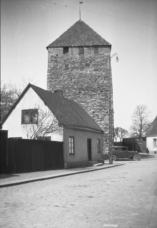 Visby ringmur - Kruttornet är äldsta tornet i Visby och byggdes på 1100-talet. Det var försvarstorn till den medeltida hamnen som nu mera är Almedalen.