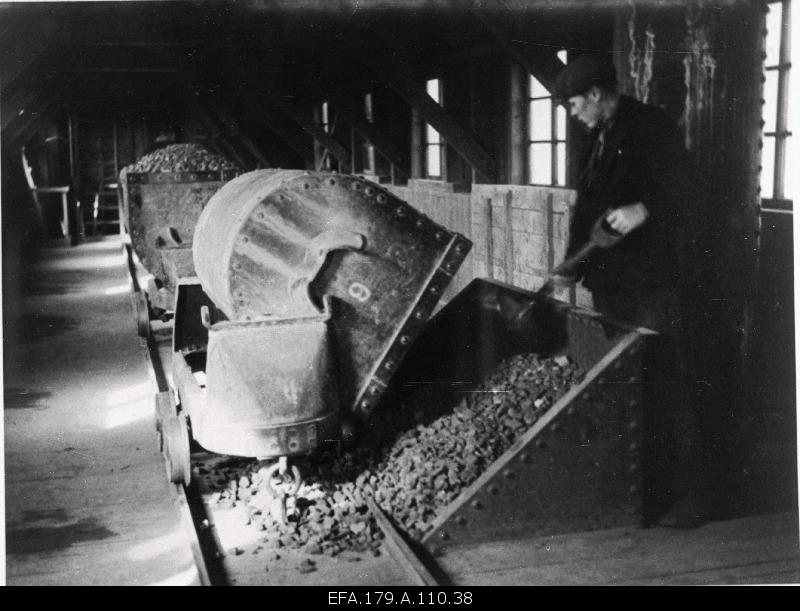Loading of oil shale in the oil factory of Kohtla-Järve in the country's oil shale industry.