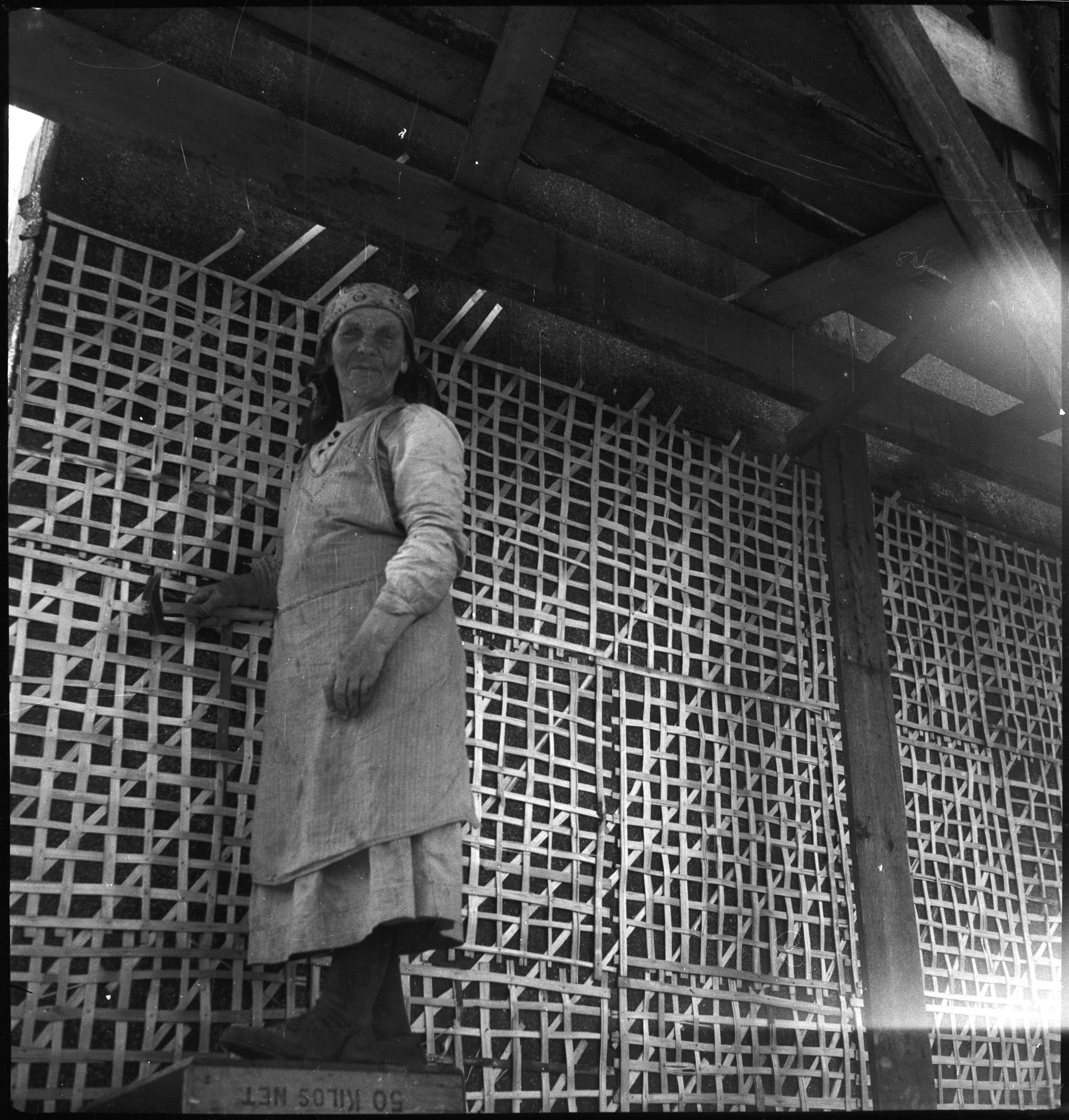 CH-NB - Estonia, Valk-Walk (Valga)- people - Annemarie Schwarzenbach - SLA-Schwarzenbach-A-5-16-133 - Estonia, Valk/Walk (Valga): people; older woman when flying a house