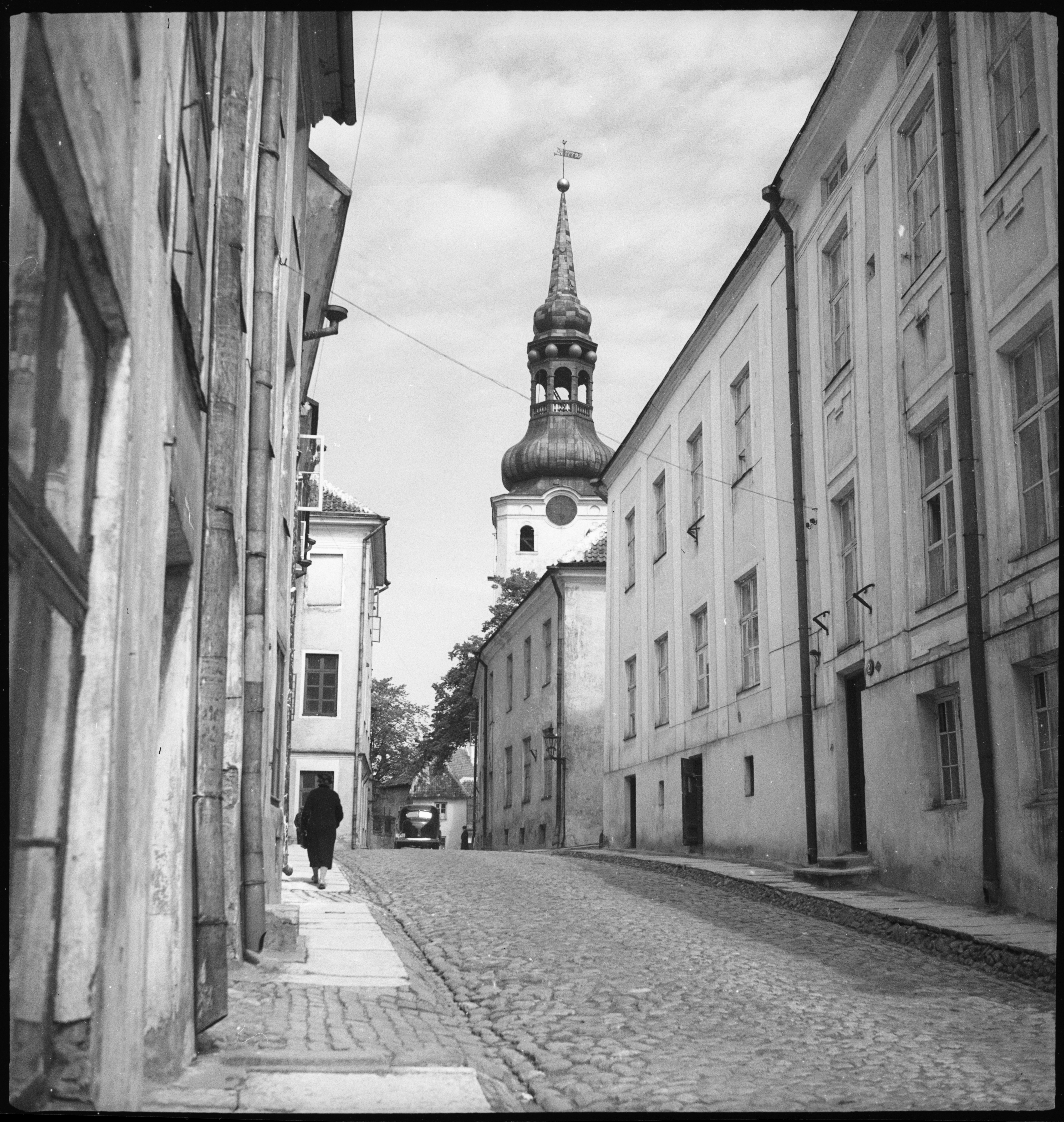 CH-NB - Estonia, Tallinn (Reval)- Strasse - Annemarie Schwarzenbach - SLA-Schwarzenbach-A-5-16-032 - Estonia, Tallinn (Reval): Strasse; Strasse with church and residential buildings