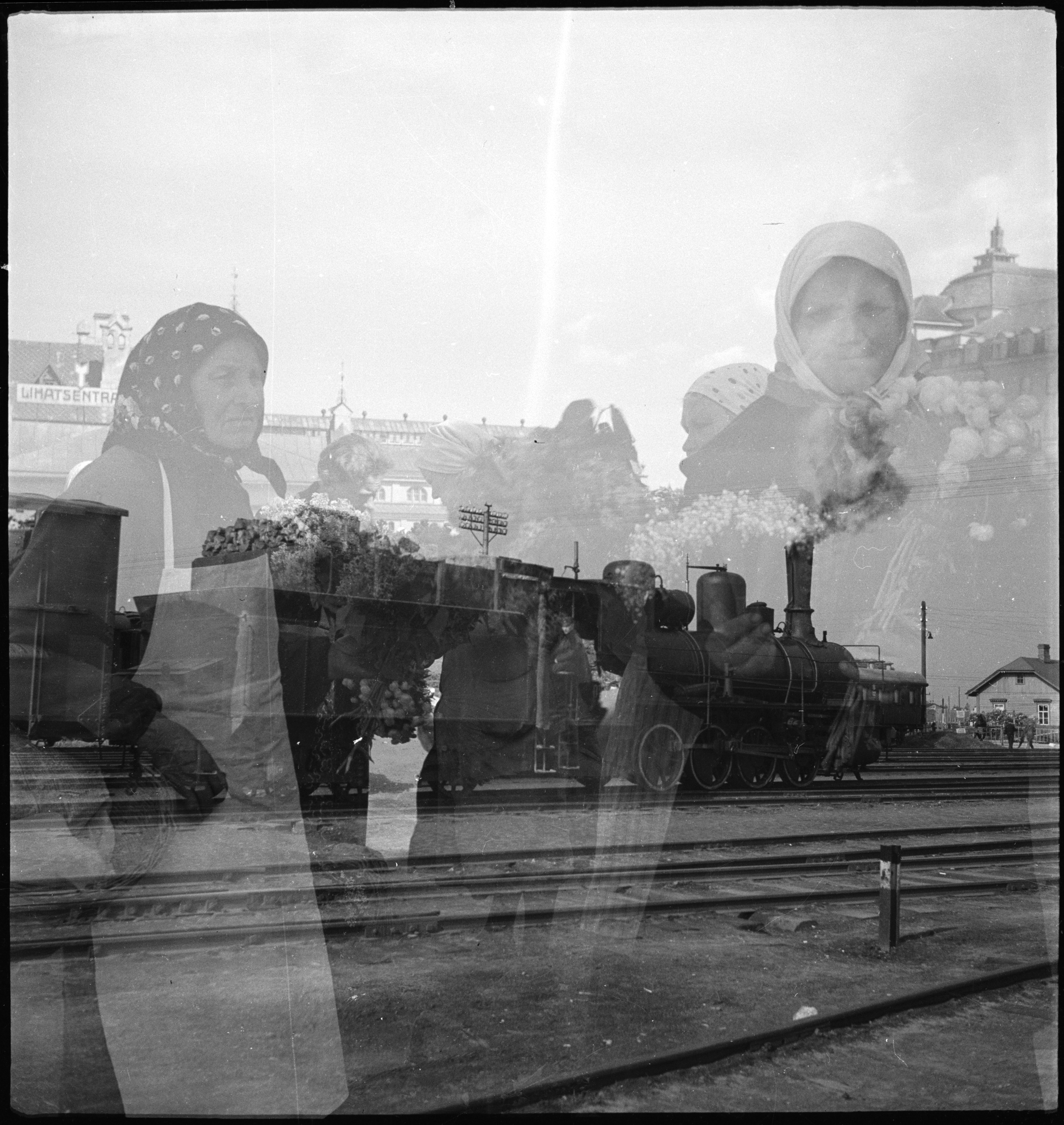 CH-NB - Estonia, Narva (Narwa)- Railway - Annemarie Schwarzenbach - SLA-Schwarzenbach-A-5-16-120 - Estonia, Narva (Narwa): Railways; Lokomotive with Wagons and Women [doubleichting]