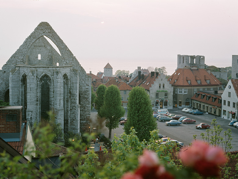 Visby innerstad. Sankta Katarina kyrkoruin vid Stora torget.