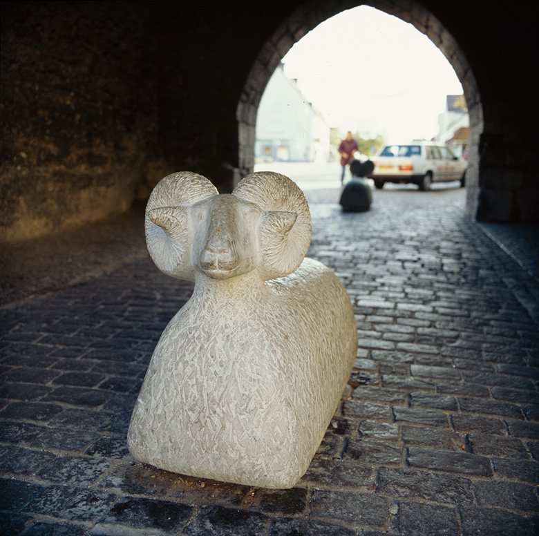 Visby innerstad. Österport. Trafikhinder utformat som en bagge.