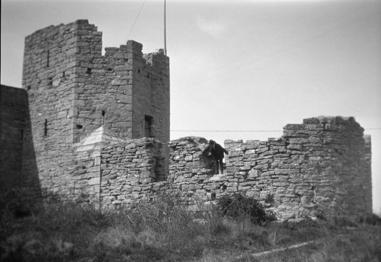 Visby ringmur - Visby stadsmur "Ringmuren". Den är 11 meter hög, byggdes i två etapper och stod klar 1288. ursprungligen hade muren 20 marktorn och 22 sadeltorn, men idag finns 27 av marktornen kvar. Äldsta delen av muren är en kastal idag kallad "kruttornet" och byggdes på 1100-talet.
