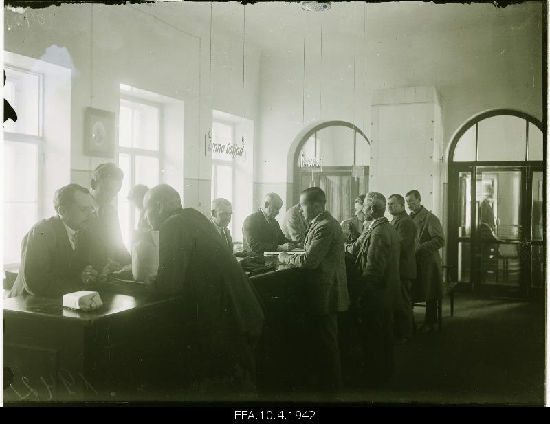 Suurveski Recreation and Sons servants serving the buyers.
