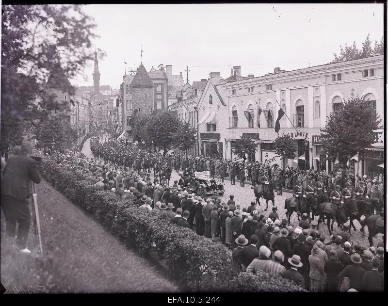 The paradise on Viru Street was arranged in the name of the Polish President J. Moszick (in the car).