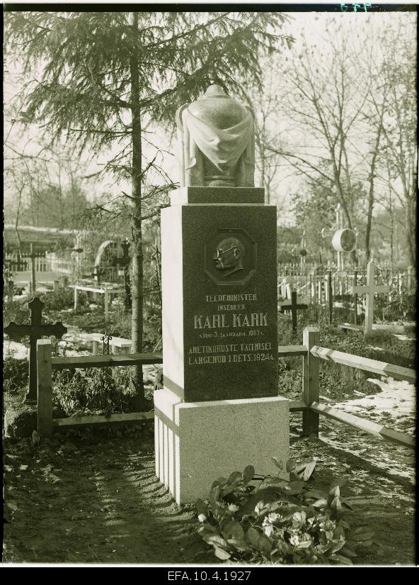 Road Minister engineer Karl Kark's gravestone.