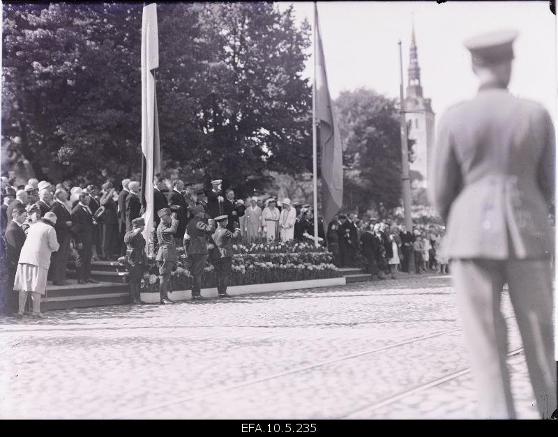 The Swedish King Gustav V, together with Estonian state figures, was held at the tribute during the parade organized in the honor of the king.