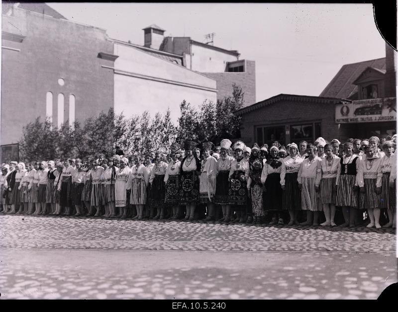 Women in Estonian clothes welcomed King of Sweden Gustav V.