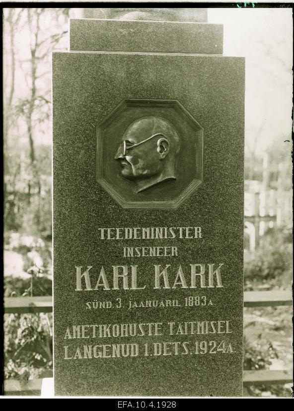 Road Minister engineer Karl Kark's gravestone.