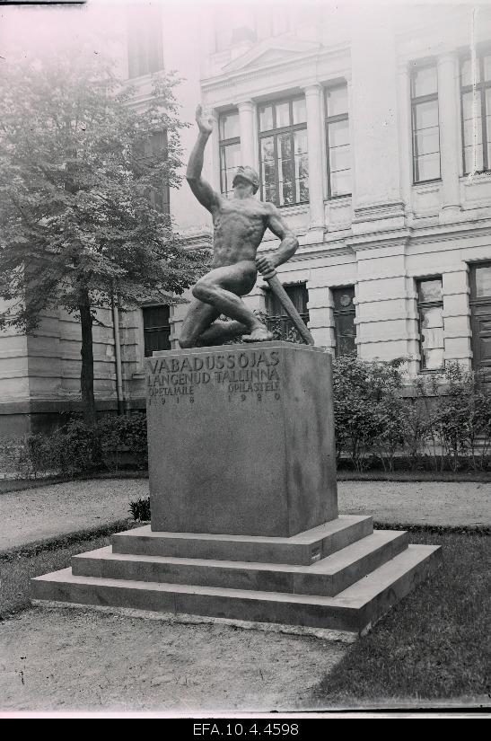 The monument of Tallinn teachers and students built in the War of Independence.