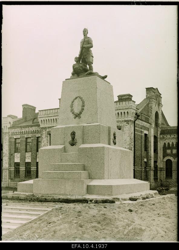 1924 During the December 01 revolt, the monument of the war school currants fell in front of the war school.