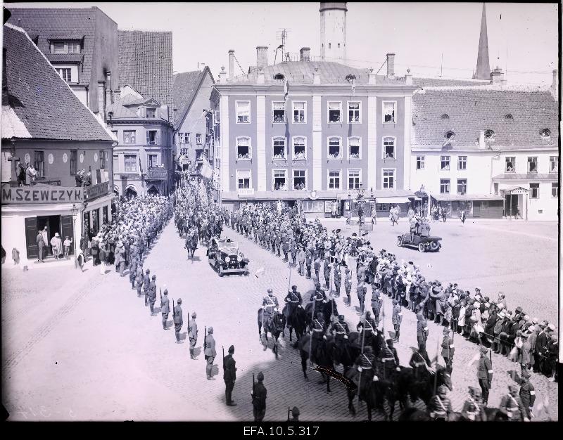 King of Sweden Gustav V arrives in the car.