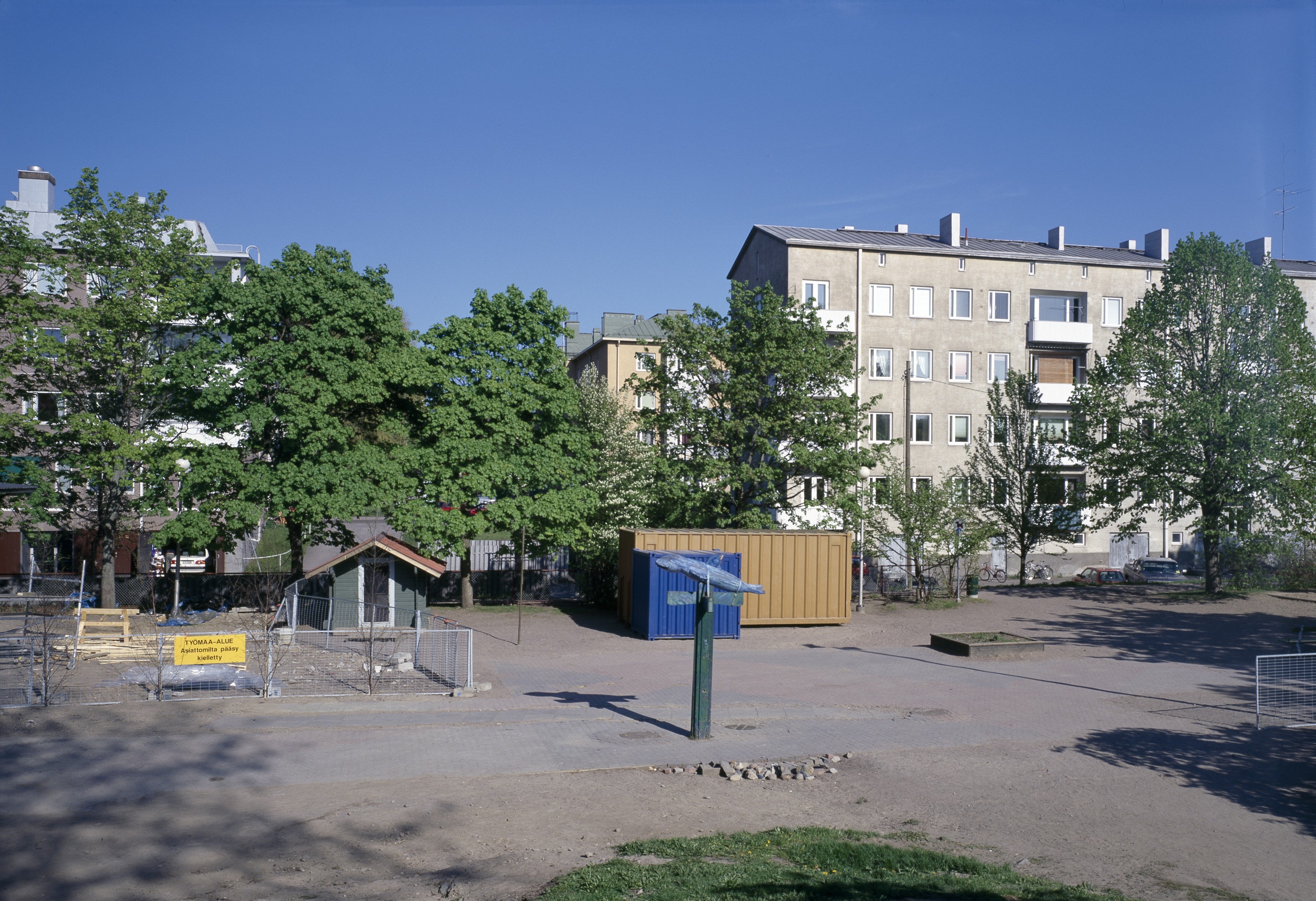 Gyldenintie 4. Edessä Lahnalahden puisto.