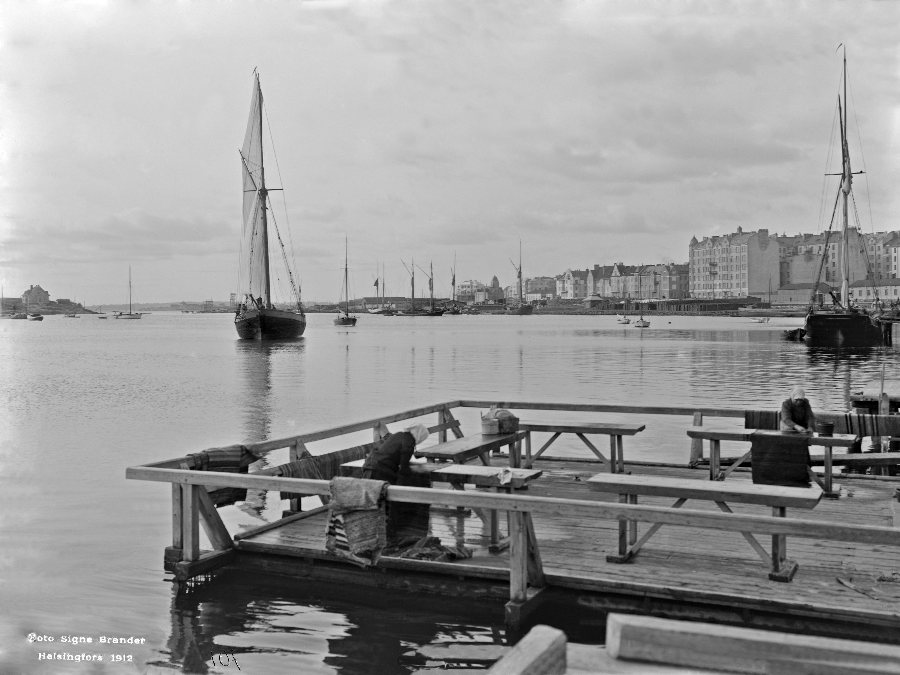 Matonpesulaituri Kaivopuiston rannassa.  Taustalla Merisatama.