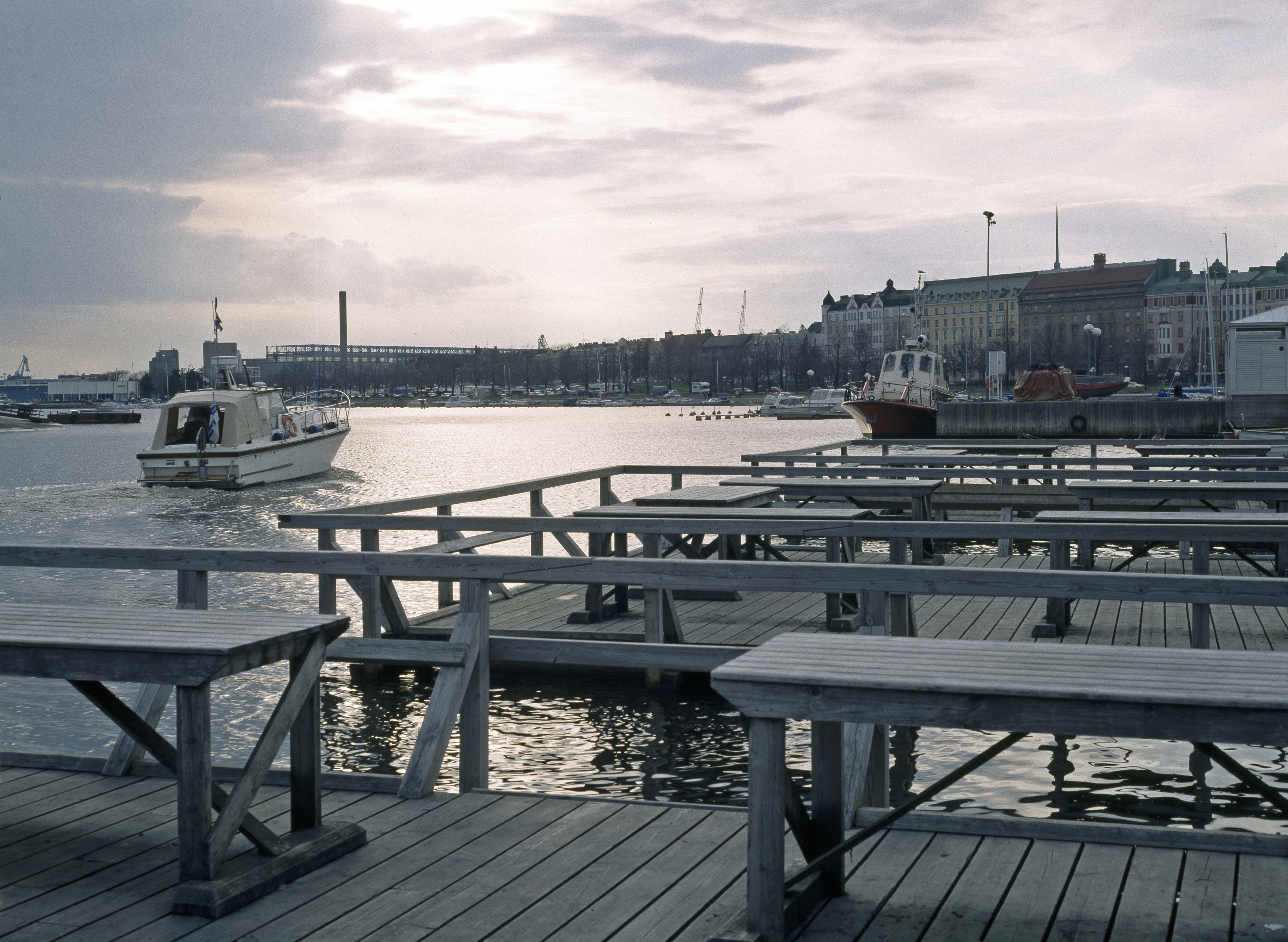 Kaivopuiston ranta, matonpesulaitureita. Taustalla Merikadun rakennuksia.
