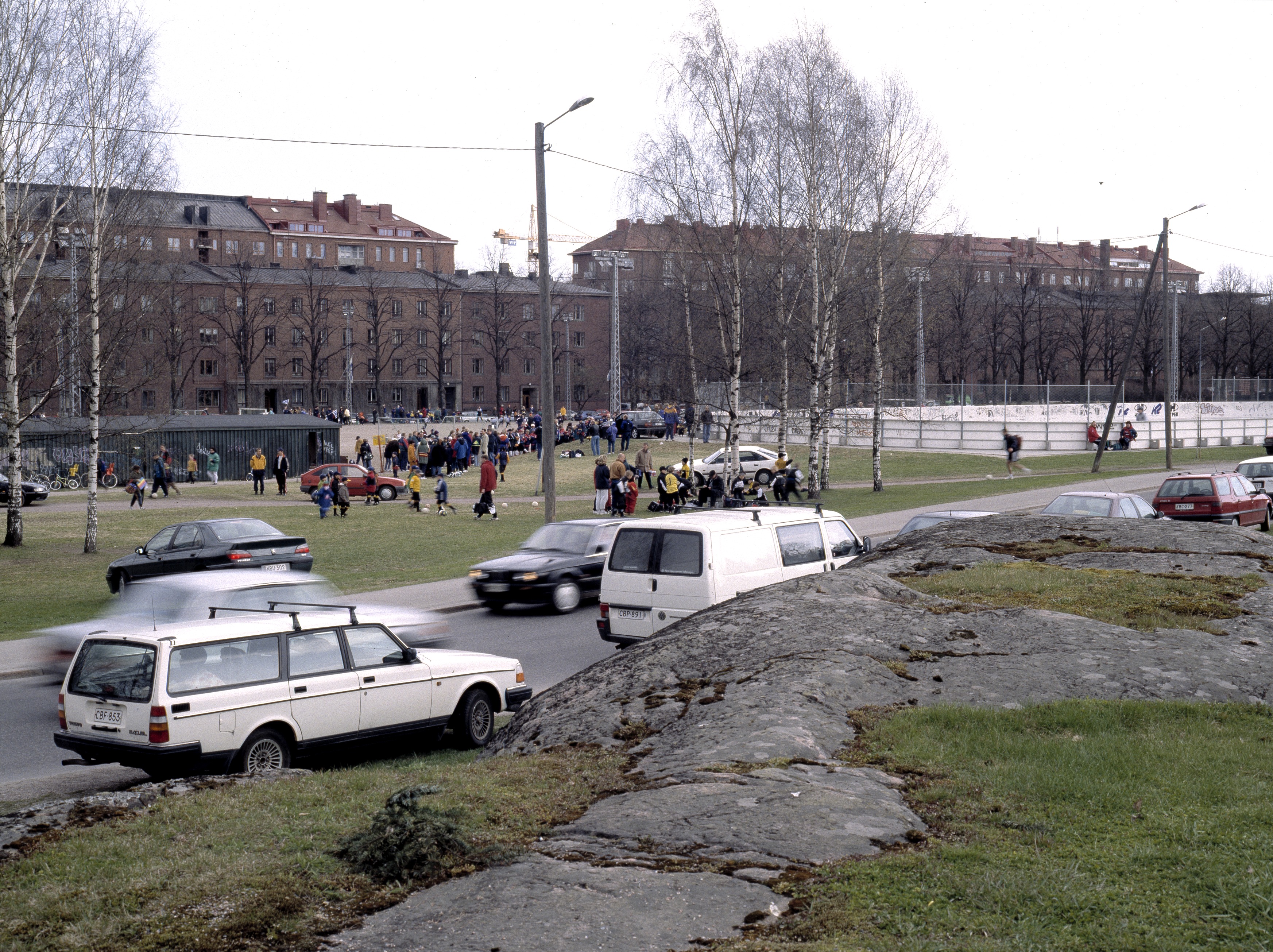 Väinämöisen urheilukenttä, taustalla Väinämöisenkatu 19, 17, 15, 13, 11, 9.