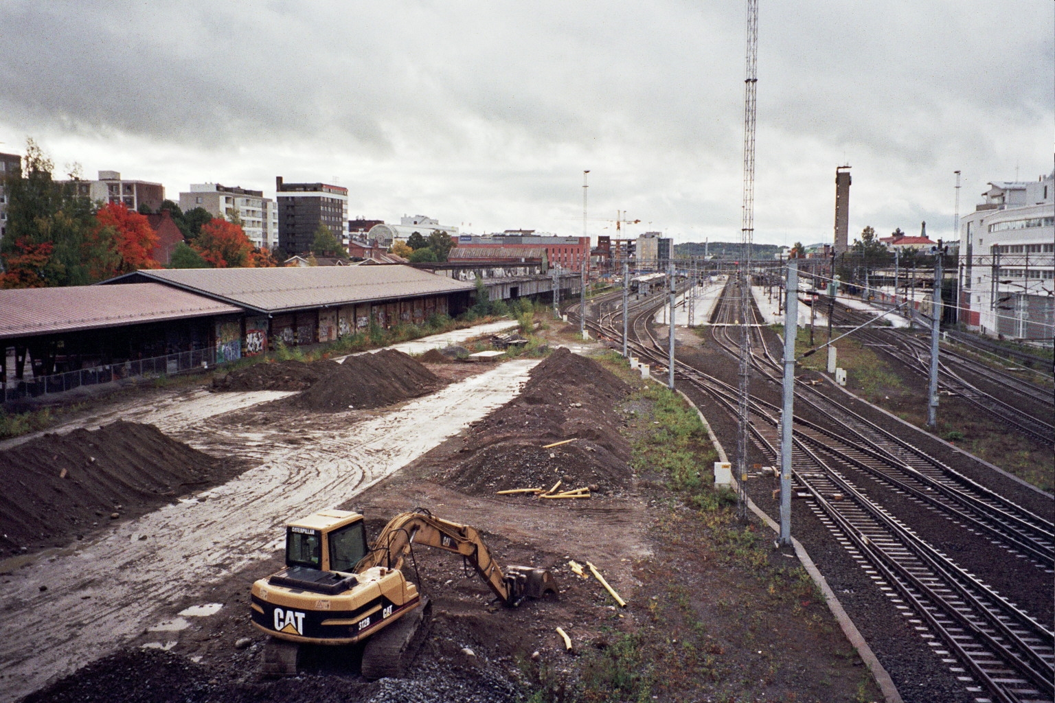 Tampere railyard Sep2007 - a part of the railyard in Tampere, Finland. The wooden warehouses on the left were demolished in August–September 2009.
