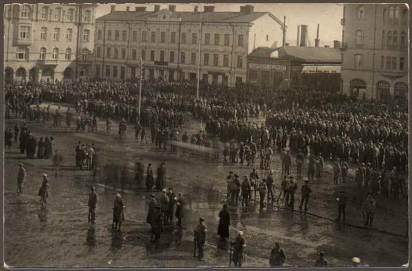 Punavangit Tampereen torilla - Red prisoners stood a day and a night on the square in Tampere.