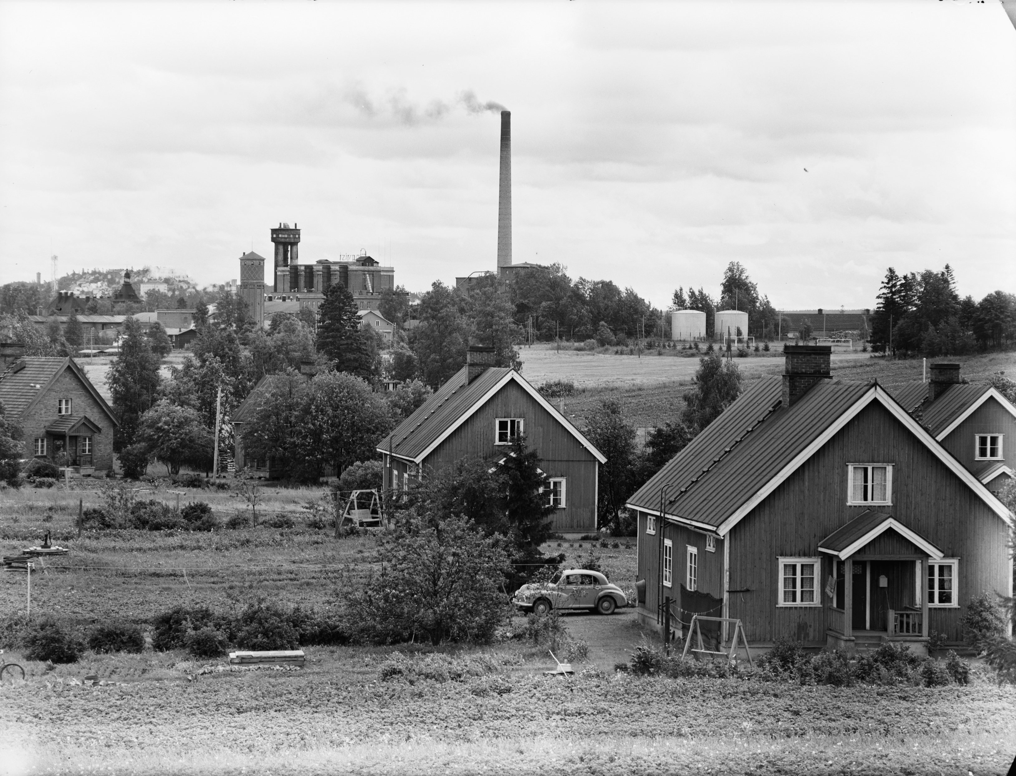 Working dwellings at the Enqvist factory in Lielahde in 1958. Picture e. m. Staf, Vapriiki photo archive. (16248492899) - Workers' housing. Photo by e. m. Staf, Vapriikki Photo Archives.