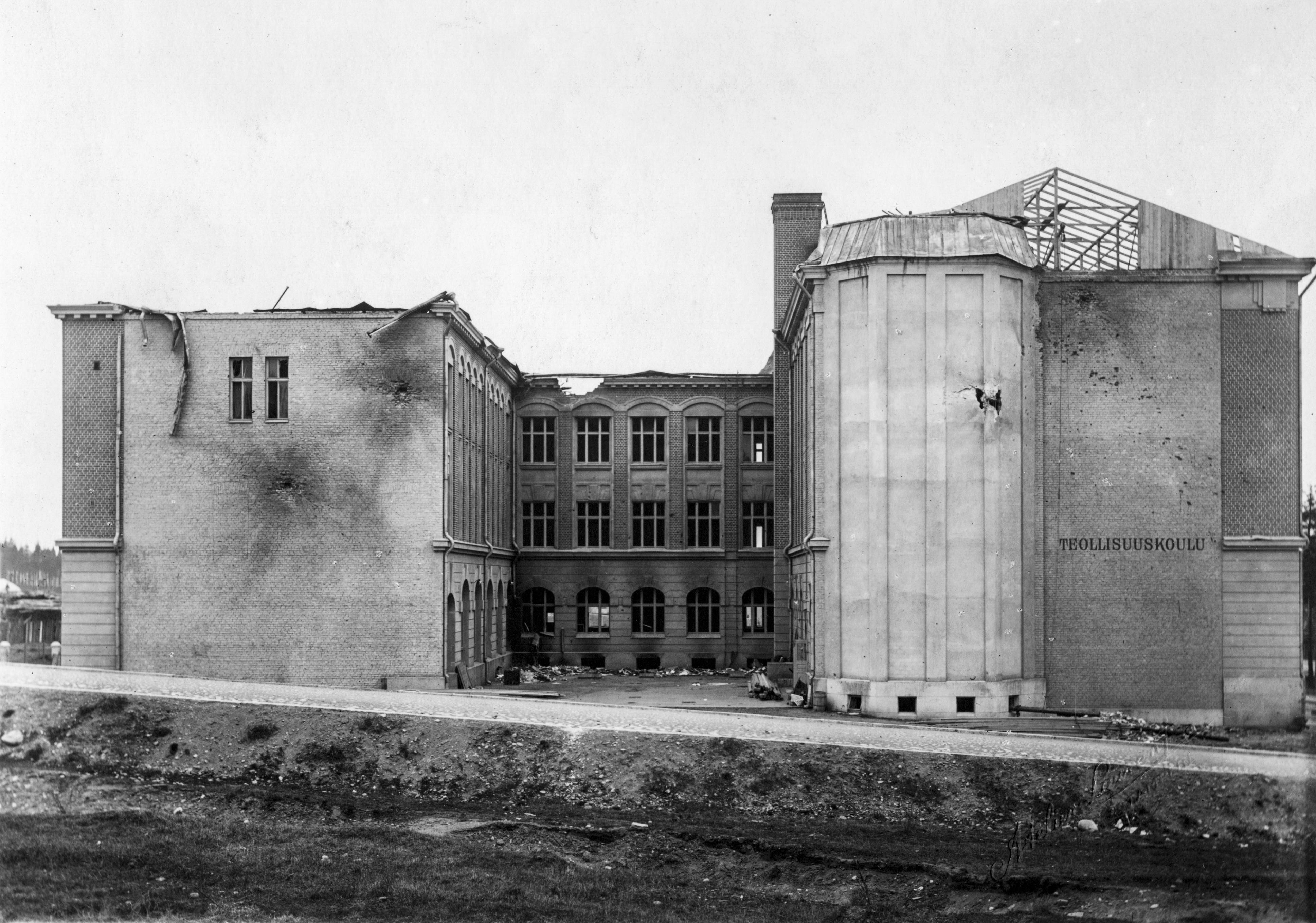 In the course of the battle of Tampere, damaged Technical Student (26875893292) - CC-BY Tampere 1918, photographer Atelier Laurent, Vapriiki photo archive. Finnish Civil War 1918, Photographer Atelier Laurent, Vapriikki Photo Archives.