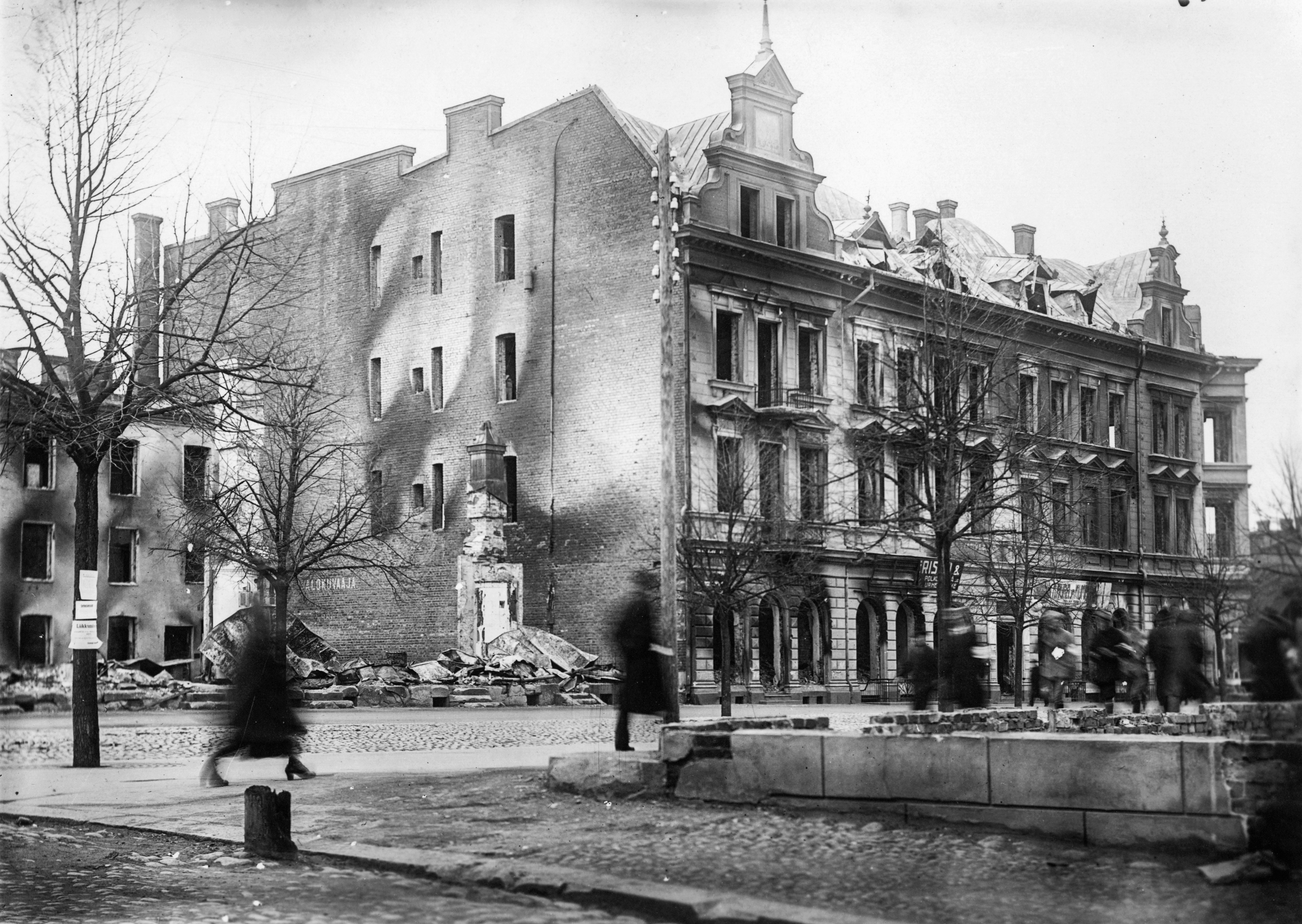 Hällström Palace destroyed during the battle of Tampere (26901633001) - Hämeenkatu 10 newly renaissance-style Hällström Palace in Osoite burned in the coast of Tampere.