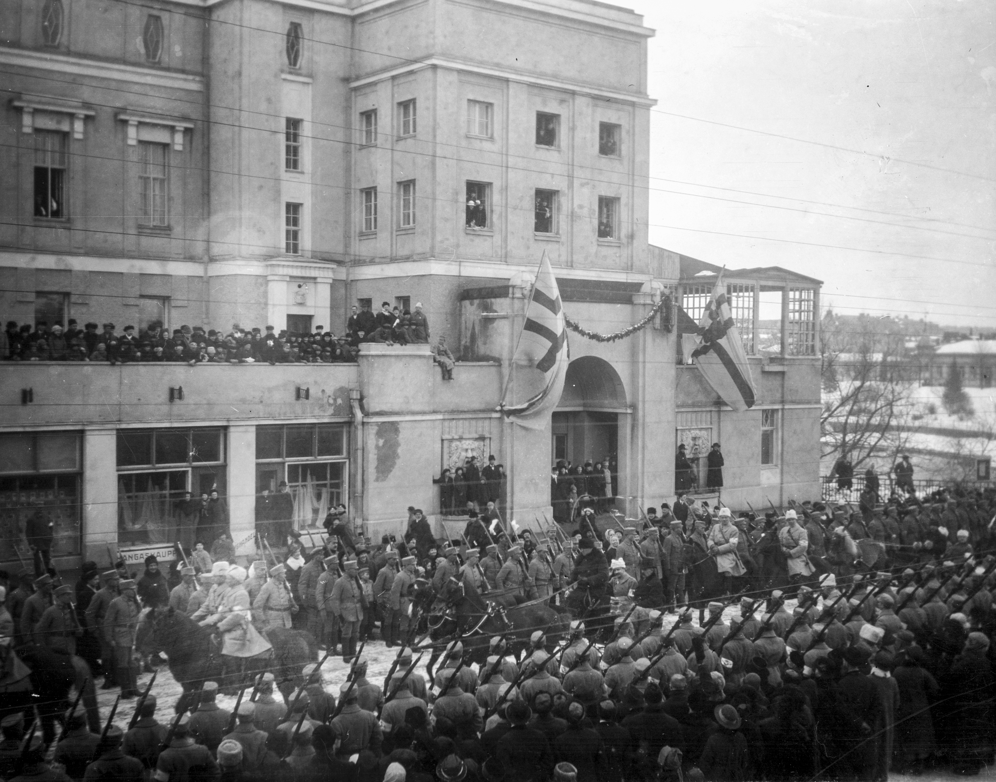 Mannerheim arrives at the Centre on the anniversary of the Tampere Empire 6.4.1919 (26365984183) - CC-BY Tampere 1918, photographer Axel Tammelander, Vapriiki Photo Archive. Finnish Civil War 1918, Photographer Axel Tammelander, Vapriikki Photo Archives.