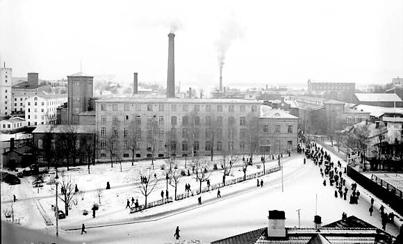 Working day ends in Tampella - Working day ends in Tampella factory in Tampere in 1909
