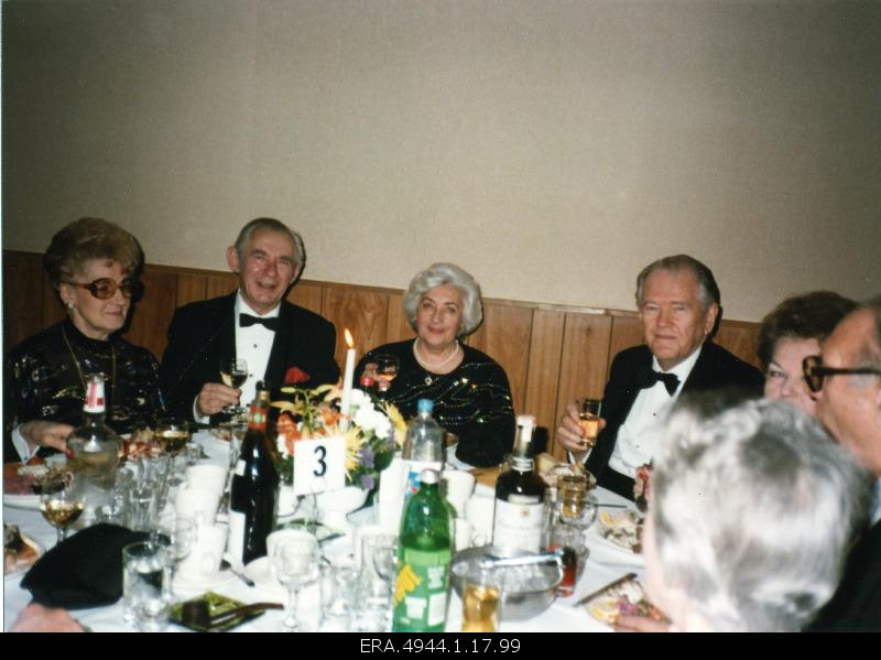 Ernst Jaakson's acquaintances at a festive dinner.