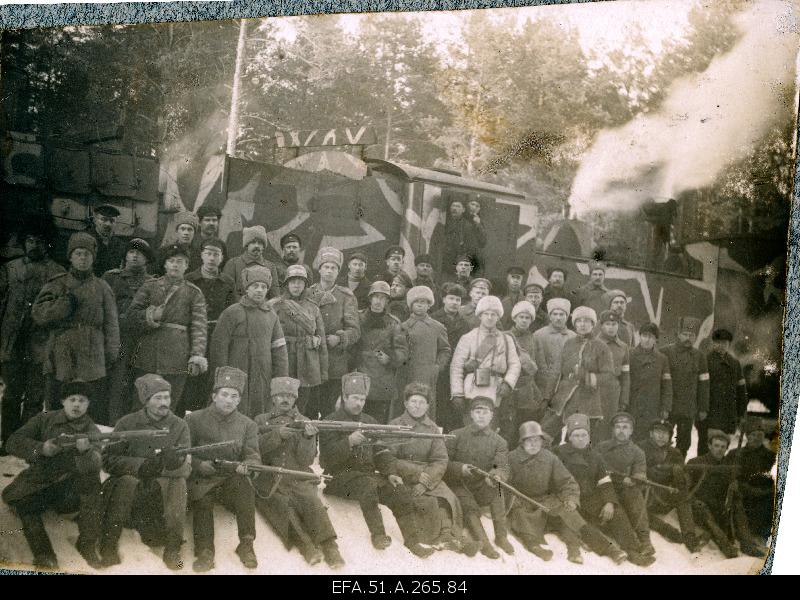 War of Liberty. Dessantroid and team in Taivola (Taheva). The bright semi-train commander of the train under Lieutenant Julius Semiskar.