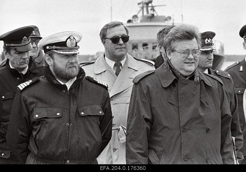 The Director General of the Border Guard Office Tarmo Kõuts (from the left) and the Minister of the Interior Edgar Savisaar at the time of the transfer of the border guard cabin received from the Swedish state in the Port of Tallinn.
