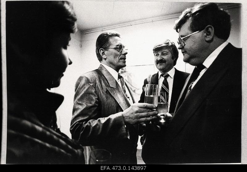 Painter Olev Subbi (left 2) At the opening of the exhibition, the mayor of Tallinn, Hardo Aasmäe, and the Prime Minister of the Government, Edgar Savisaar (best).