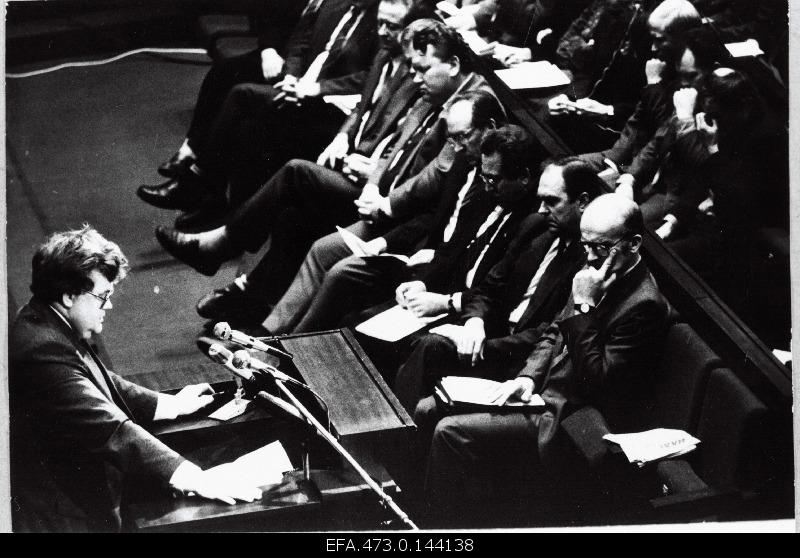 Edgar Savisaar will speak at the session of the Supreme Council of the Soviet of Estonia. From the right R. Otsason, I. Toome, a. Soidla, G.Tõnspoeg, p. Palu.