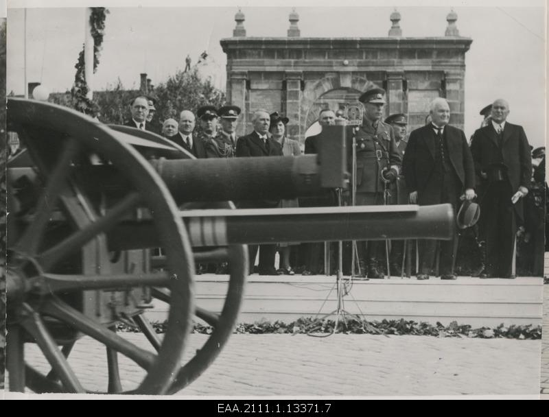 President of the Republic of Estonia Konstantin Pätsi visit to Tartu 03.09.1939, paradise on the Vabaduse puiestee. Honorable guests in the background of Kivisilla, at the forefront passing 84mm (18 pounds) English outdoor cannon Ordnance QF